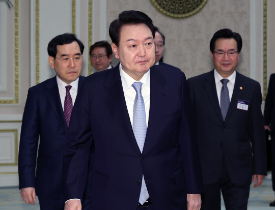 윤석열 대통령이 23일 청와대 영빈관에서 열린 제4차 수출전략회의에 입장하고 있다. <연합뉴스>